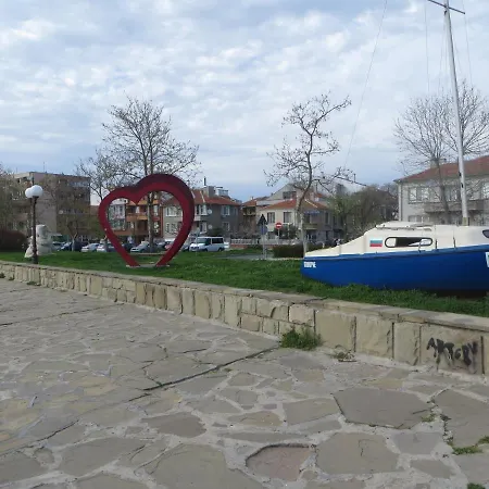 Pomorie Apartment דירה *