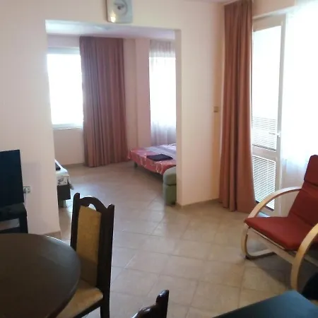 Pomorie Apartment דירה *