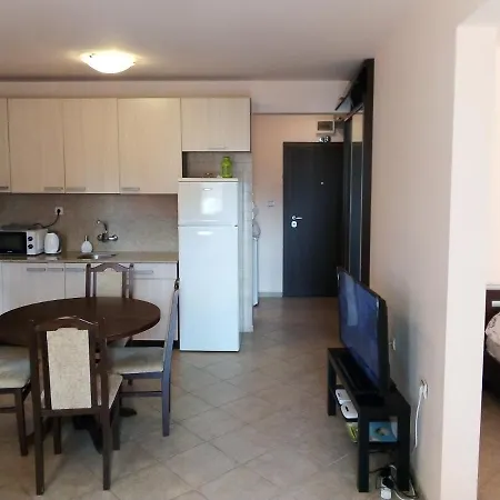 Pomorie Apartment דירה *